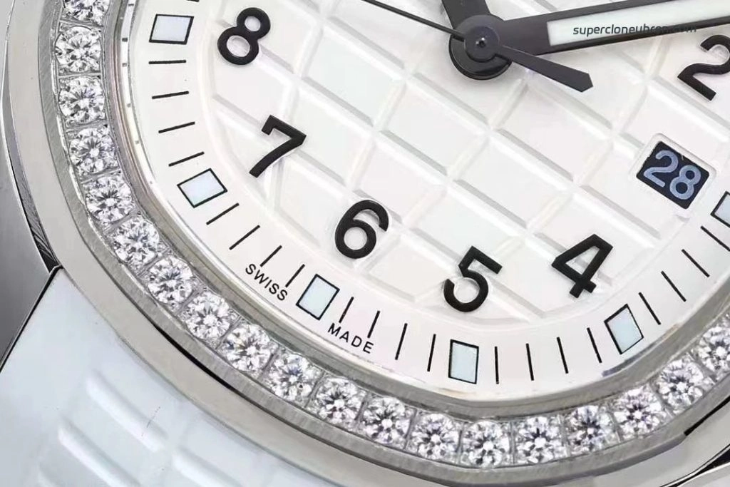 Premium Replica Uhr Patek Philippe Aquanaut 5267/200A-010 mit Diamantlünette und Kautschukband 38,8mm