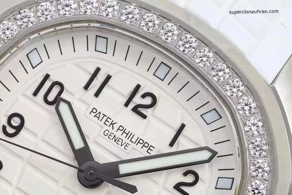 Premium Replica Uhr Patek Philippe Aquanaut 5267/200A-010 mit Diamantlünette und Kautschukband 38,8mm