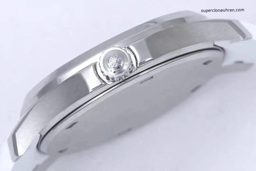 Premium Replica Uhr Patek Philippe Aquanaut 5267/200A-010 mit Diamantlünette und Kautschukband 38,8mm