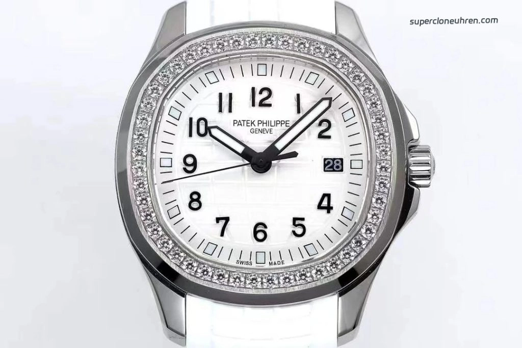 Premium Replica Uhr Patek Philippe Aquanaut 5267/200A-010 mit Diamantlünette und Kautschukband 38,8mm