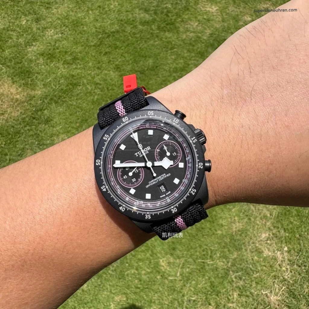 1:1 Super Clone Uhr Tudor Fastrider Black Shield Chronograph 25827KNRS Schwarz-Rosa Karbon 43mm