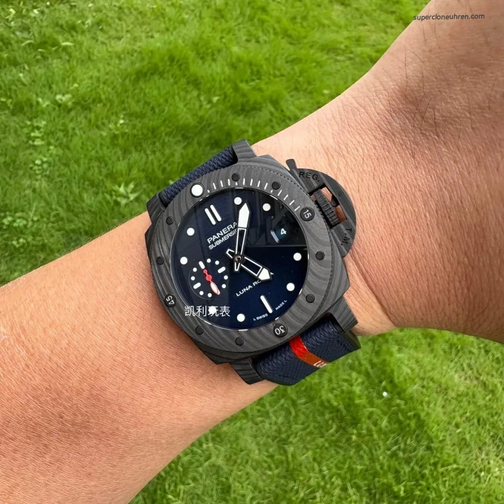 1:1 Super Clone Uhr Panerai Submersible Luna Rossa PAM01563 Carbongehäuse 42mm