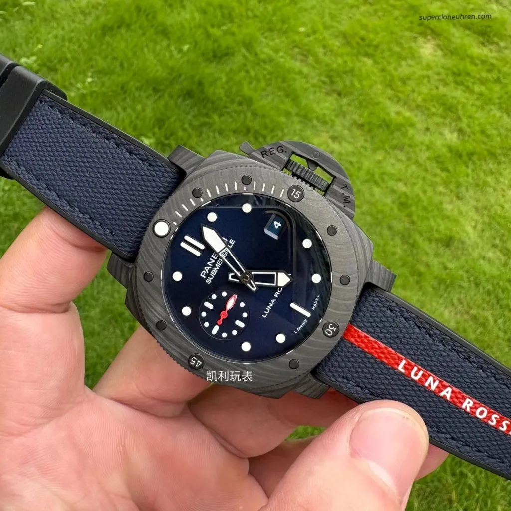 1:1 Super Clone Uhr Panerai Submersible Luna Rossa PAM01563 Carbongehäuse 42mm
