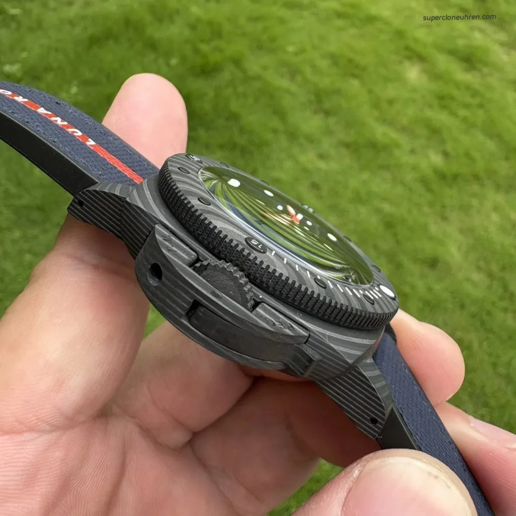 1:1 Super Clone Uhr Panerai Submersible Luna Rossa PAM01563 Carbongehäuse 42mm