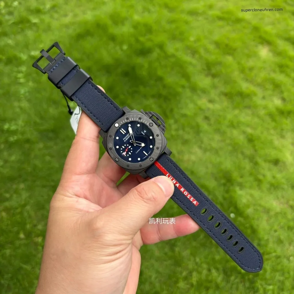 1:1 Super Clone Uhr Panerai Submersible Luna Rossa PAM01563 Carbongehäuse 42mm