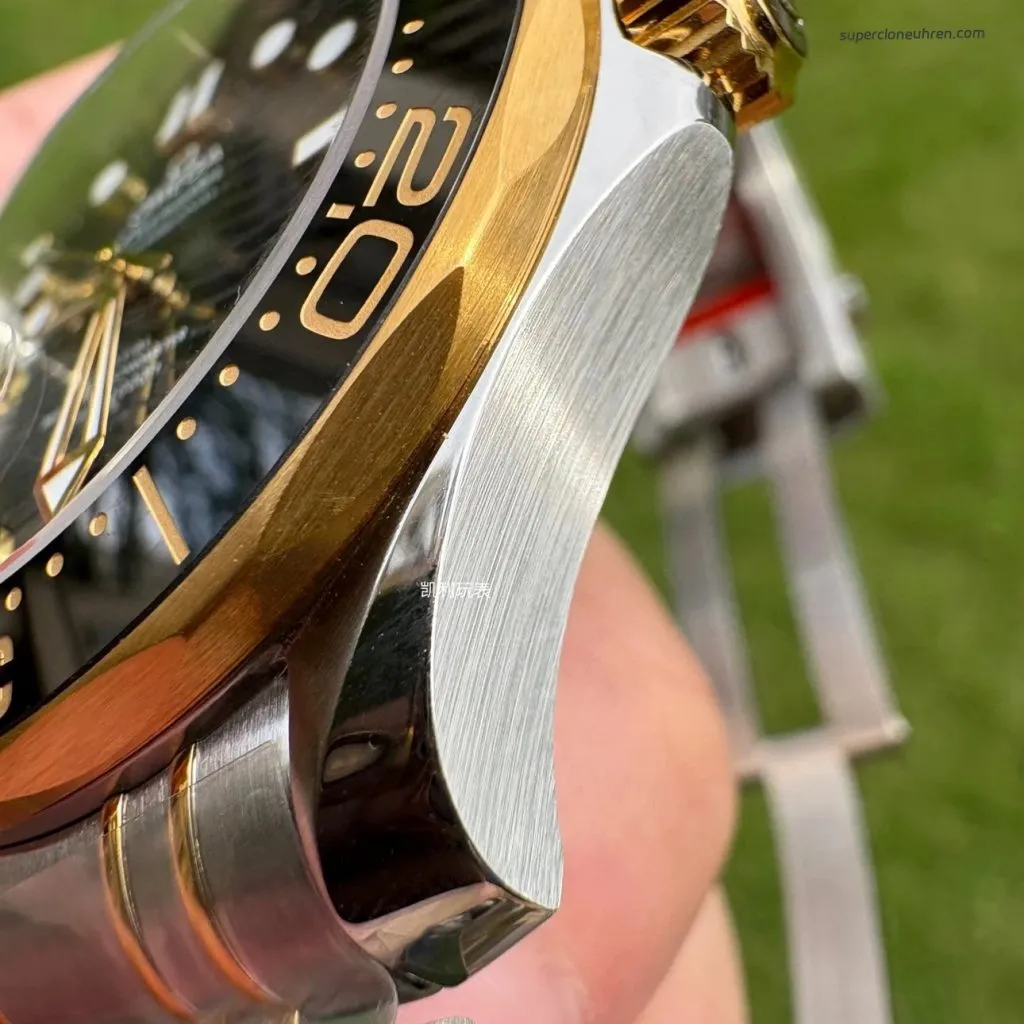 1:1 Super Clone Uhr Omega Seamaster 300 210.20.42.20.01.002 Schwarz-Gold Zweifarbig 42mm