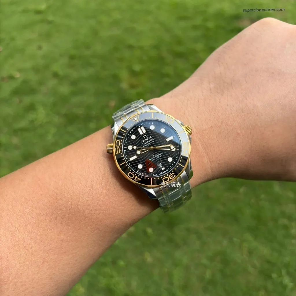 1:1 Super Clone Uhr Omega Seamaster 300 210.20.42.20.01.002 Schwarz-Gold Zweifarbig 42mm
