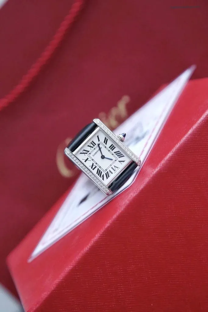 1:1 Super Clone Uhr Cartier Tank Must W4TA0017 Edelstahl mit Diamanten 33,7 × 25,5 mm