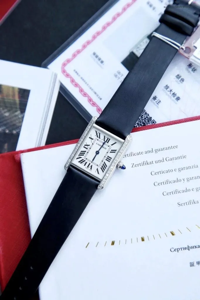 1:1 Super Clone Uhr Cartier Tank Must W4TA0017 Edelstahl mit Diamanten 33,7 × 25,5 mm