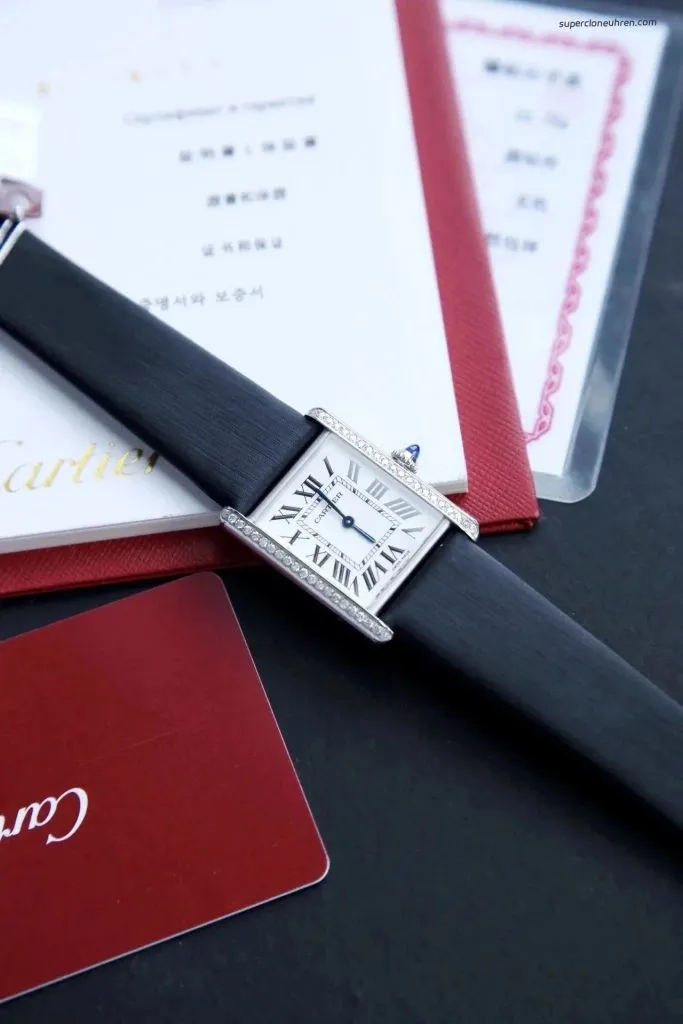 1:1 Super Clone Uhr Cartier Tank Must W4TA0017 Edelstahl mit Diamanten 33,7 × 25,5 mm