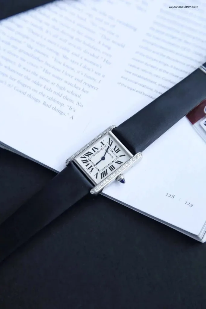 1:1 Super Clone Uhr Cartier Tank Must W4TA0017 Edelstahl mit Diamanten 33,7 × 25,5 mm