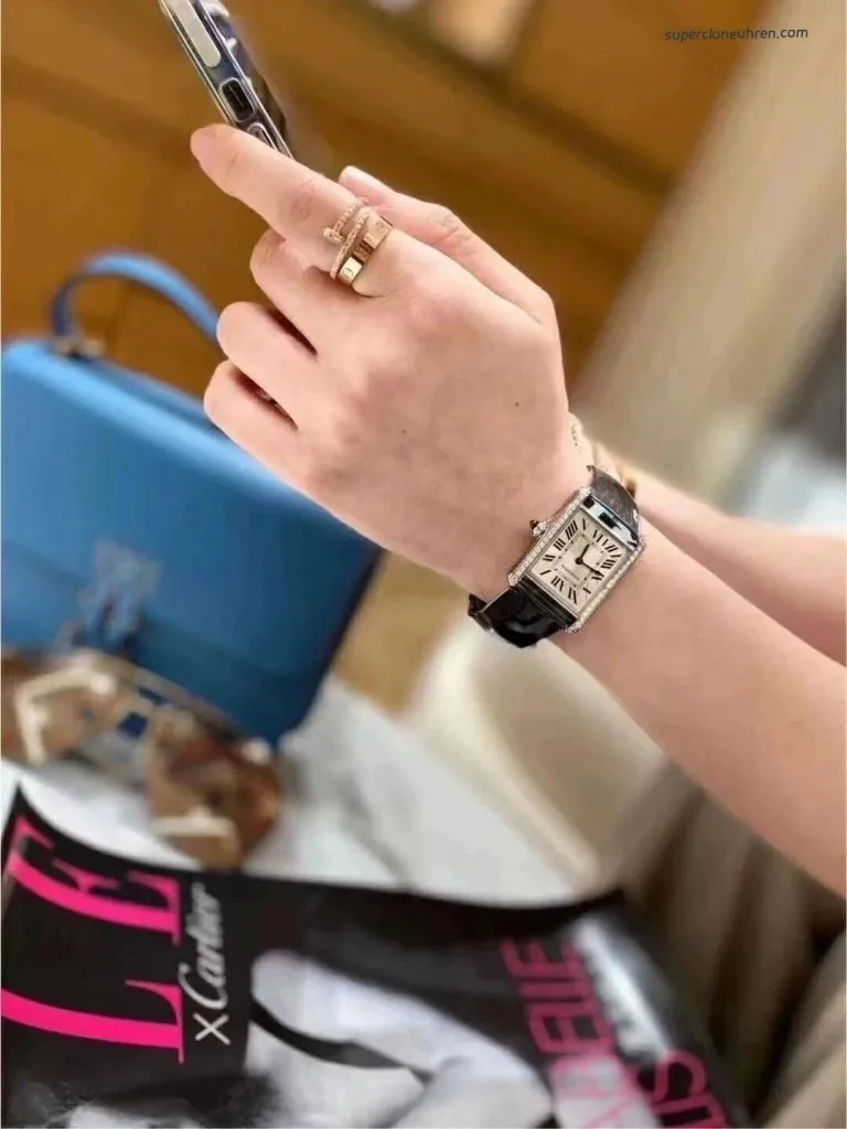 1:1 Super Clone Uhr Cartier Tank Must W4TA0017 Edelstahl mit Diamanten 33,7 × 25,5 mm
