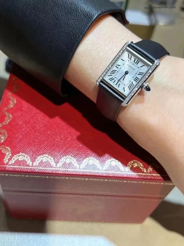 1:1 Super Clone Uhr Cartier Tank Must W4TA0017 Edelstahl mit Diamanten 33,7 × 25,5 mm