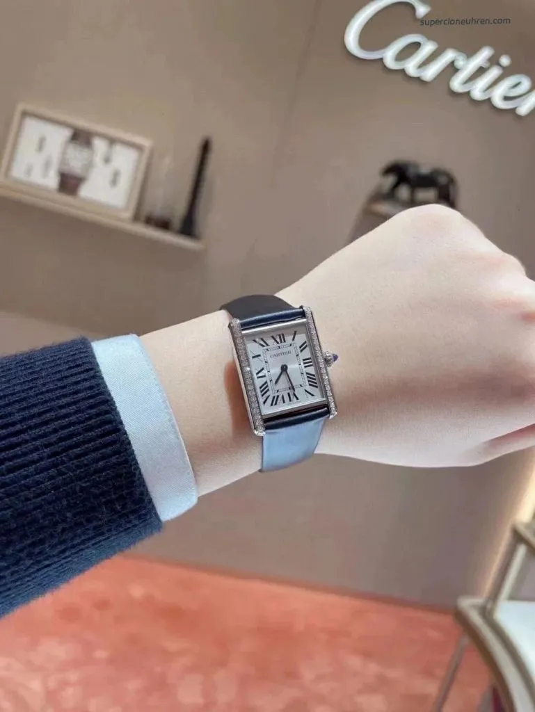 1:1 Super Clone Uhr Cartier Tank Must W4TA0017 Edelstahl mit Diamanten 33,7 × 25,5 mm