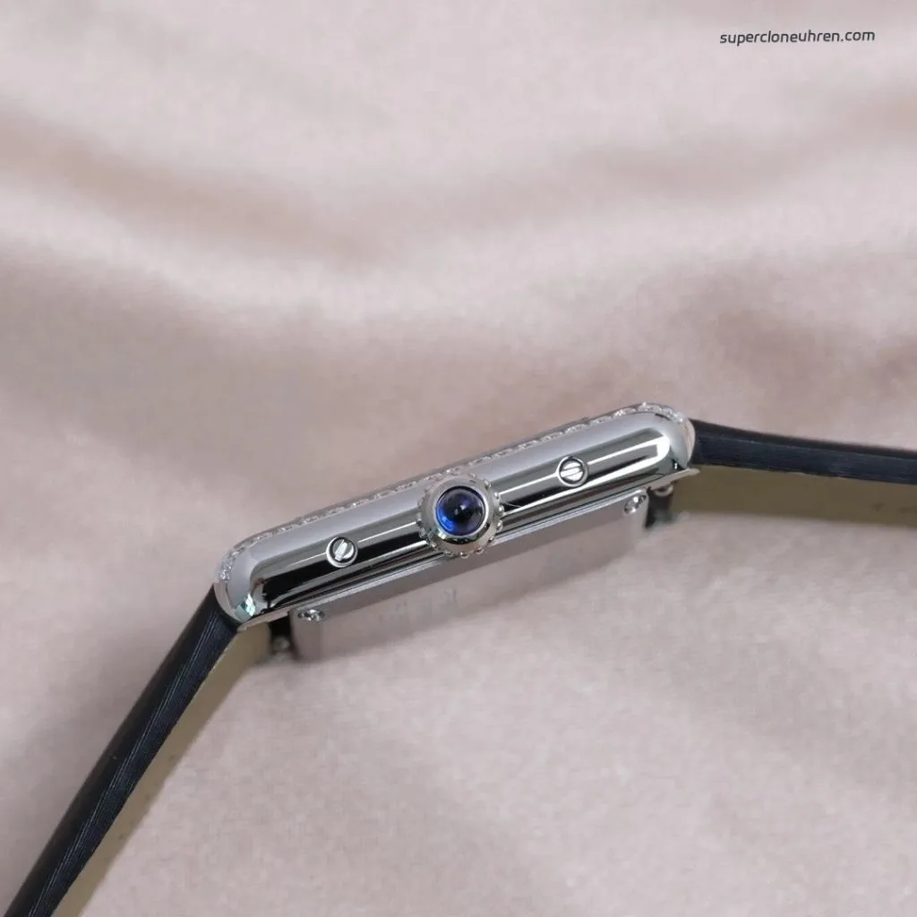 1:1 Super Clone Uhr Cartier Tank Must W4TA0017 Edelstahl mit Diamanten 33,7 × 25,5 mm