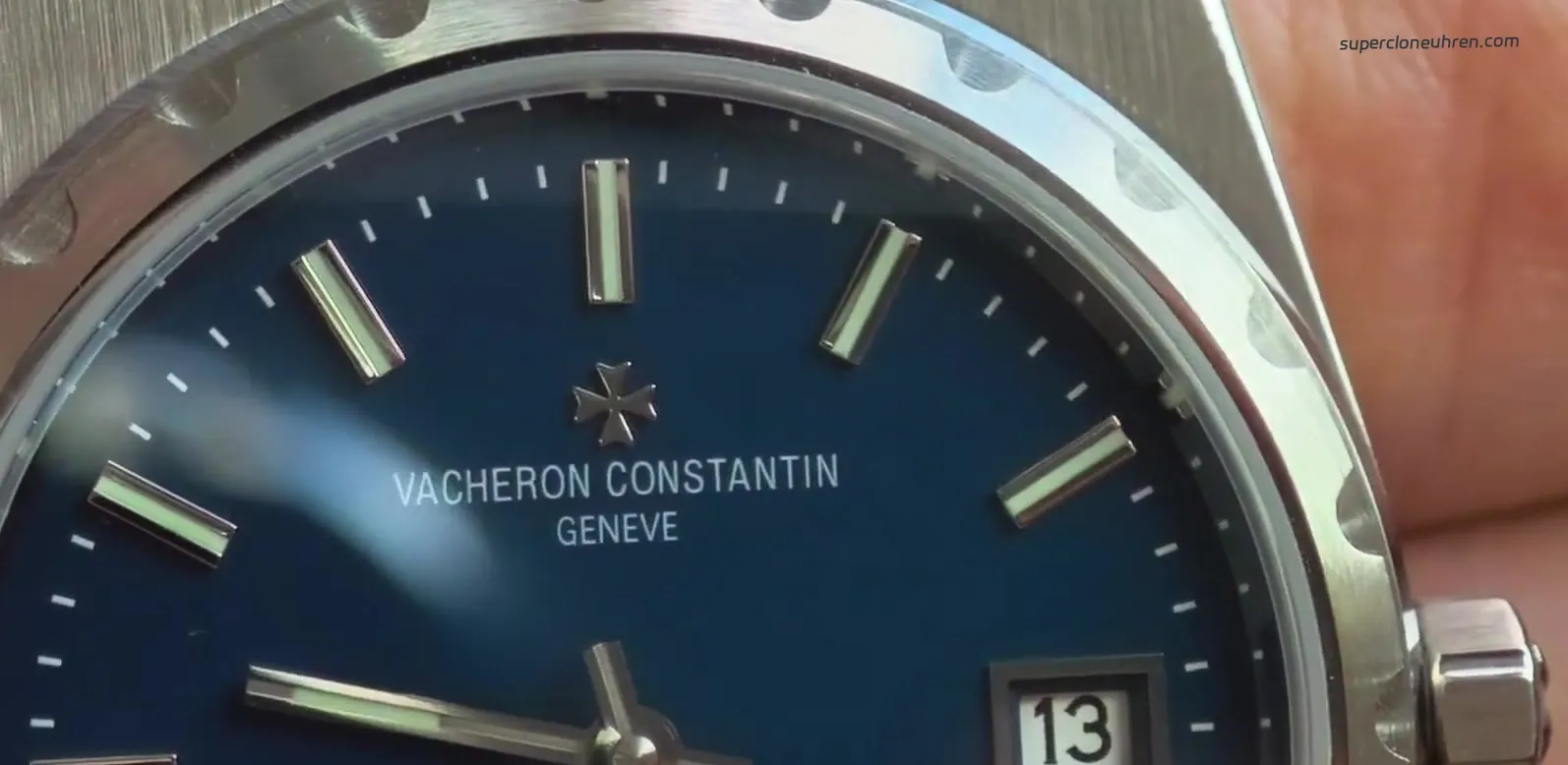 Malteserkreuz Metall-Logo Vacheron Constantin 222 Nahaufnahme