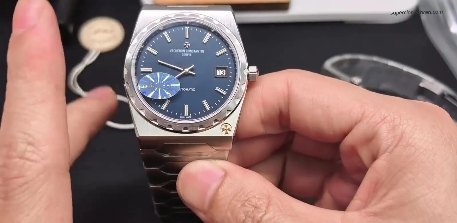 Vacheron 222 Replik in der Hand, Blick auf die Zeigerachse