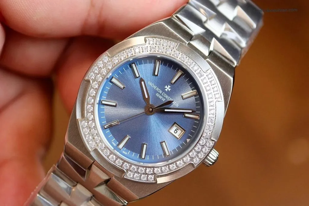1:1 Super Clone Uhr Vacheron Constantin Overseas 1225V/200A-B590 Blaues Zifferblatt mit Diamantlünette 33mm