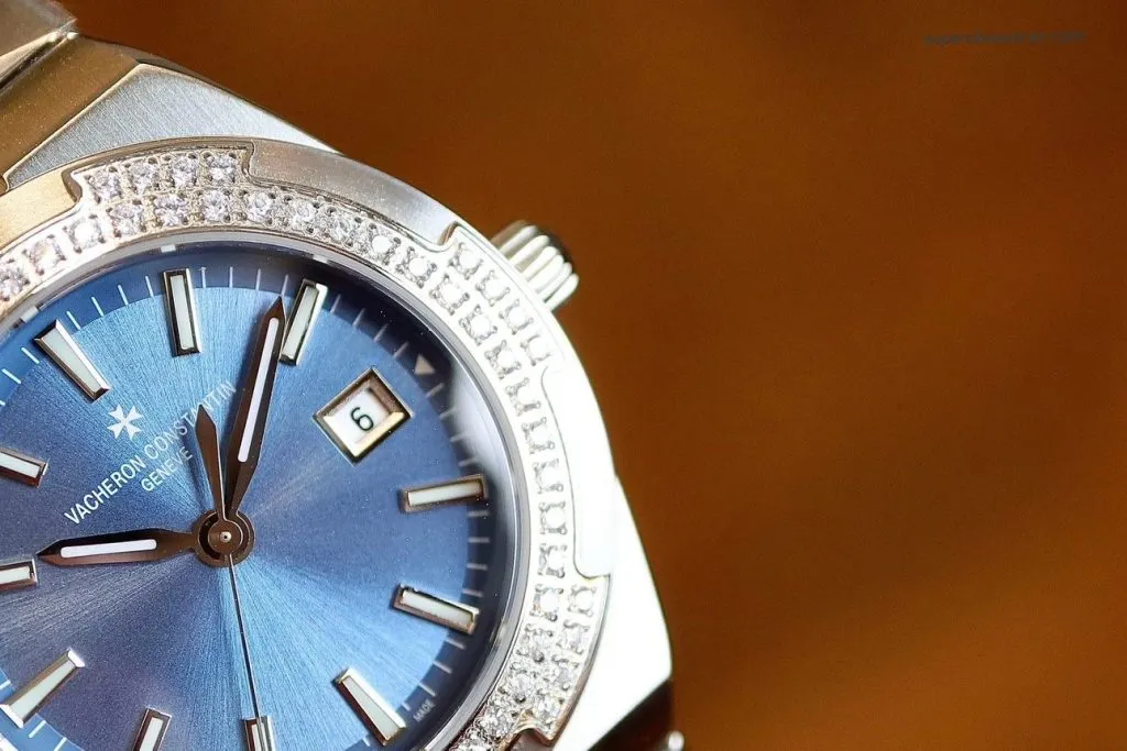 1:1 Super Clone Uhr Vacheron Constantin Overseas 1225V/200A-B590 Blaues Zifferblatt mit Diamantlünette 33mm