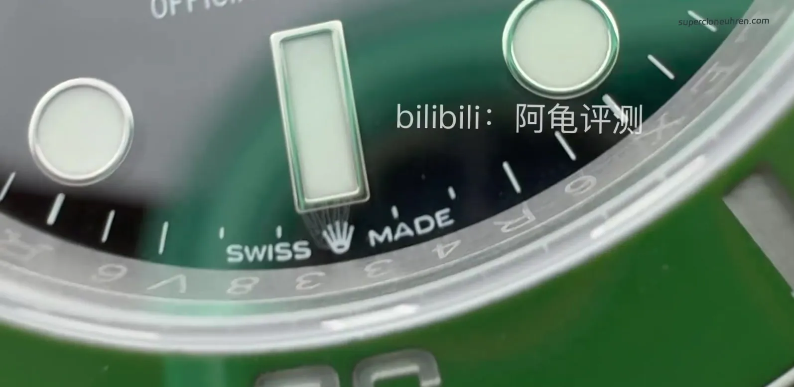 Kleine Krone bei 6 Uhr und Rehaut Gravur der Submariner 41mm Super Clone Nahaufnahme